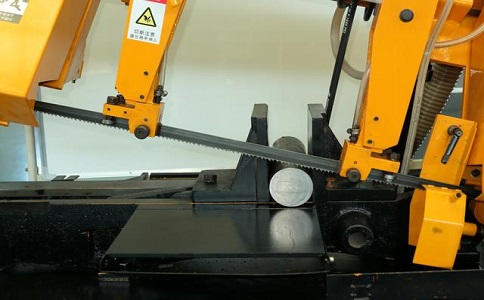 鼎城数控带锯床自动送料精度会出现偏差吗？